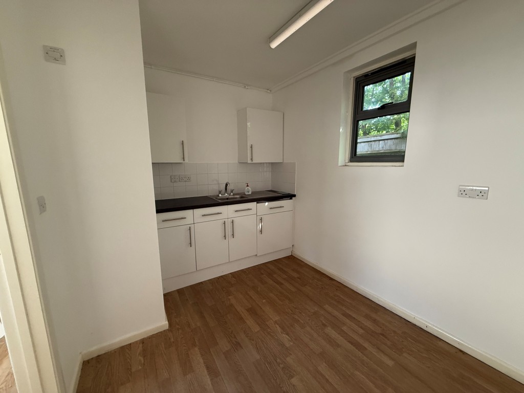 Lot: 55 - VACANT COMMERCIAL UNIT - Kitchen